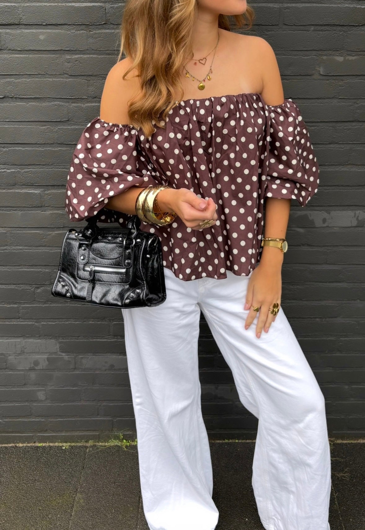 Bruine off shoulder top met stippen